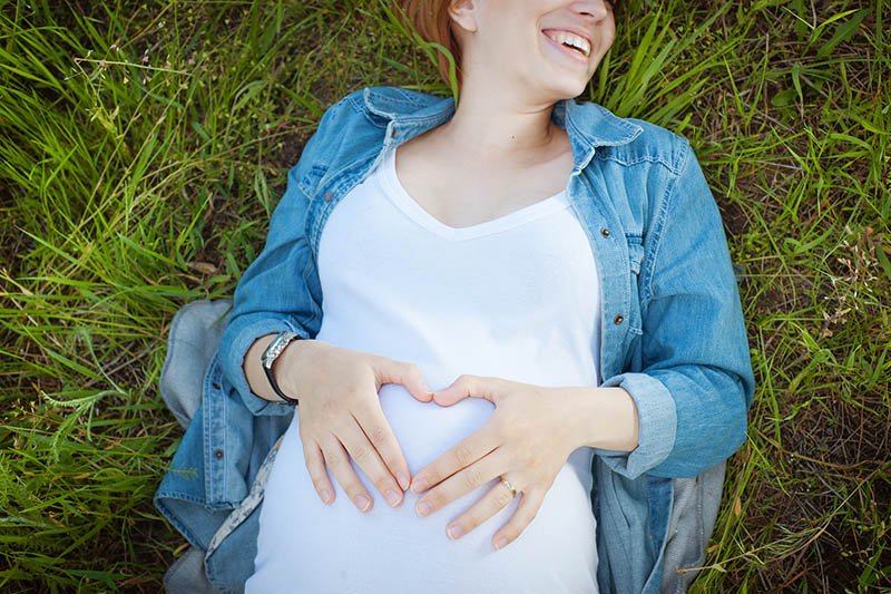 pregnant woman with healthy teeth